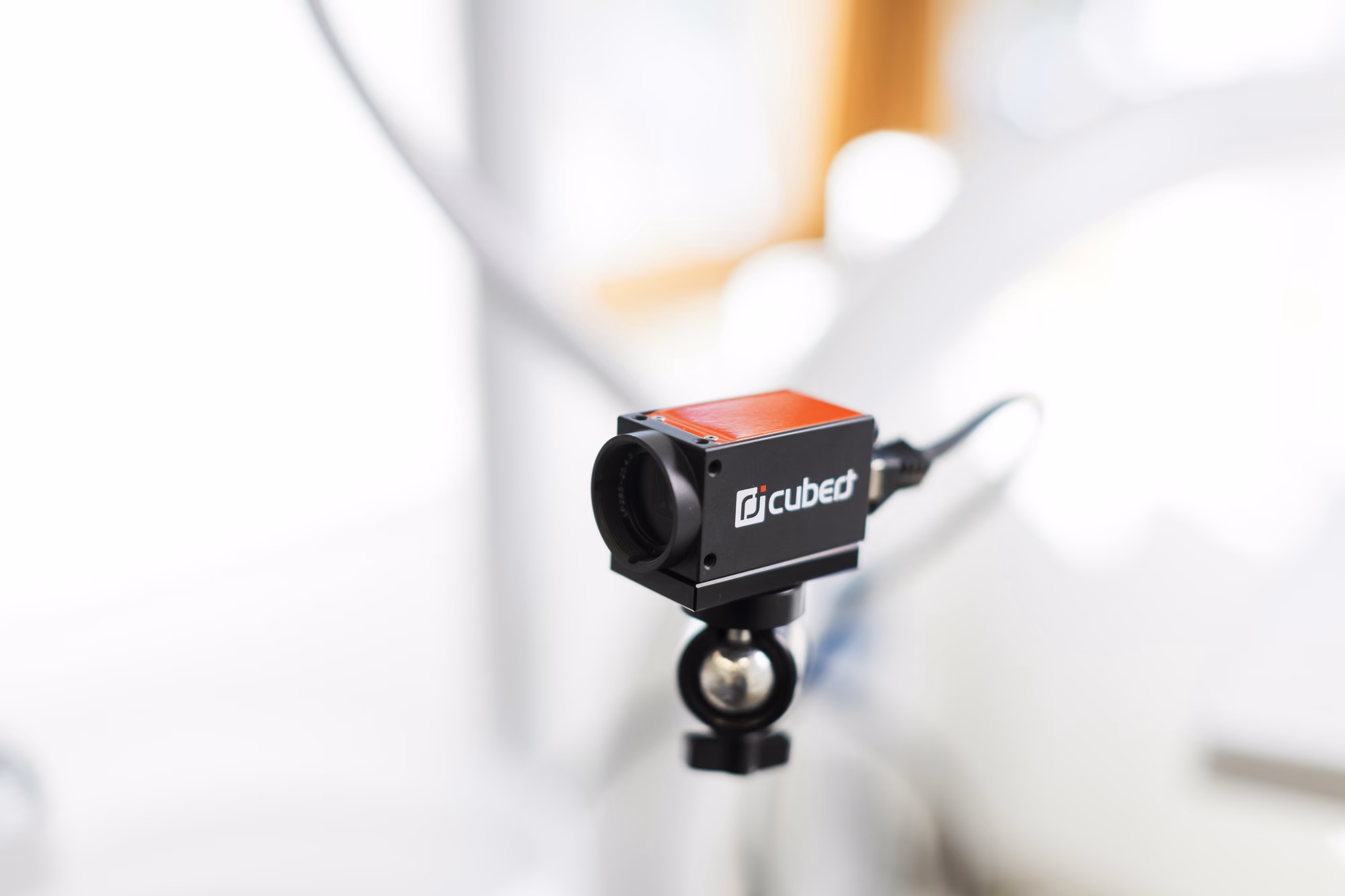 Cubed hyperspectral camera device